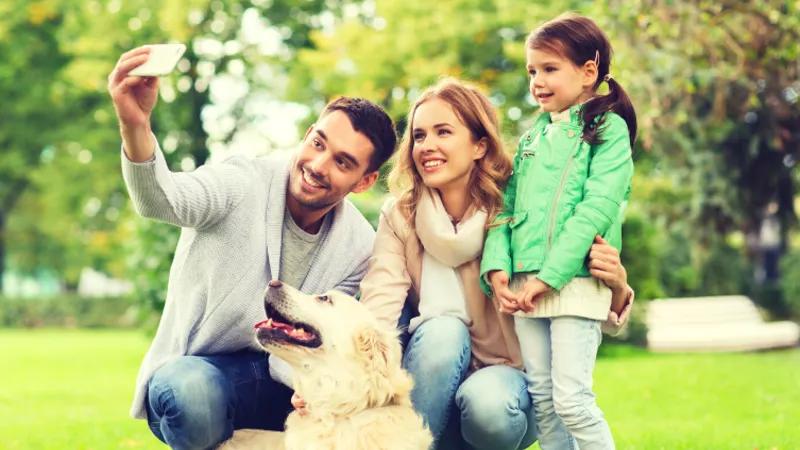 Famille avec son chien Famille avec son chien