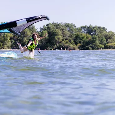 6 bonnes raisons de tester le wing foil à Bisca Grands Lacs