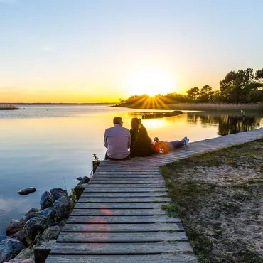 Vivez un sublime coucher de soleil face au lac…