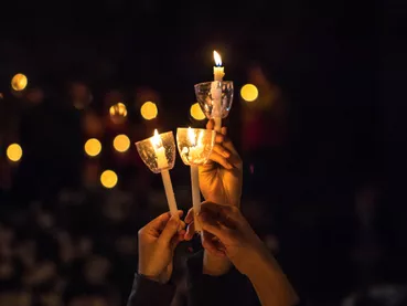 trois-bougies-tenues-dans-les-mains trois-bougies-tenues-dans-les-mains