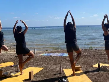 cours yoga au lac posture de l'arbre