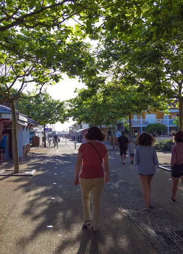 Biscarrosse plage rue piétonne