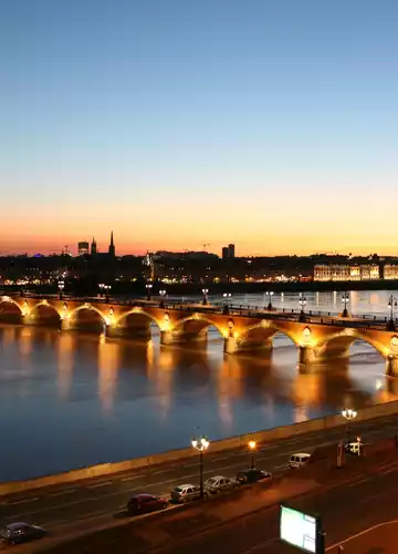 La ville de Bordeaux avec le pont de Pierre