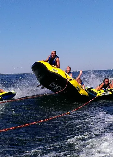 Bouées et et ski nautique sur le lac de Biscarrosse