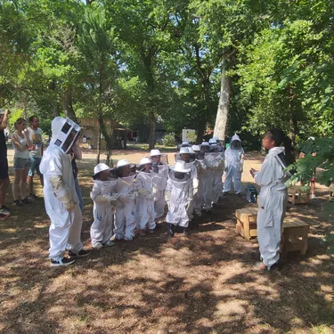 Des ateliers découverte des abeilles pour les enfants dans les Landes Des petits apiculteurs dans les Landes