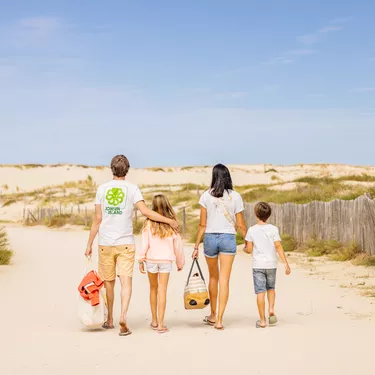 Une famille à la plage du Vivier