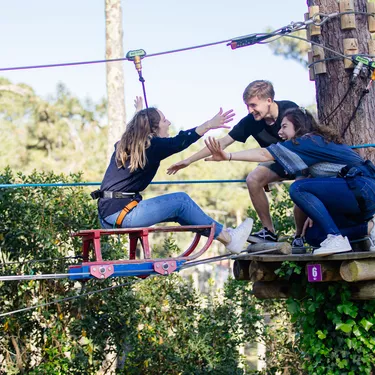 Le parc de loisirs Bisc'Aventure Des enfants qui s'amusent à l'accrobranche de Biscarrosse-Plage
