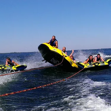 Bouées et et ski nautique sur le lac de Biscarrosse