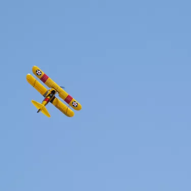 Un avion dans le ciel de Latécoère à Biscarrosse Un avion dans le ciel de Latécoère à Biscarrosse