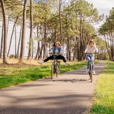 Balade à vélo au Printemps près du lac de Biscarrosse Balade à vélo au Printemps près du lac de Biscarrosse