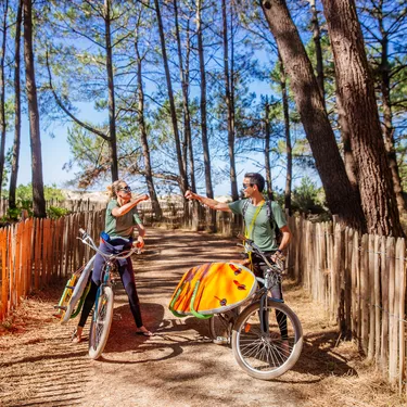 Balade à vélo avec une planche de surf Balade à vélo avec une planche de surf