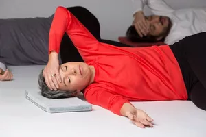 LHUMEN Rouler la tête avec la main