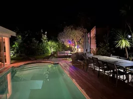 10. salon exterieur de nuit