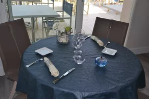 hotel-les-vagues-table-ronde-restaurant